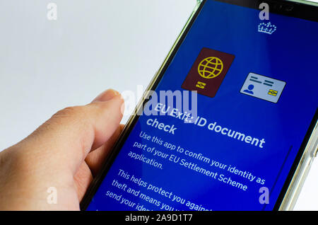 La sortie de l'UE Royaume-uni document ID vérifier l'app sur le smartphone dans la main. Banque D'Images