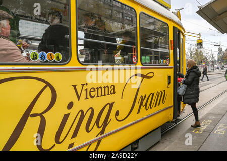 Vienne, AUTRICHE - NOVEMBRE 2019 : personne de monter dans un tramway électrique vintage à la gare de Vienne. L'anneau de Vienne Tram emmène les touristes autour de la ville Banque D'Images