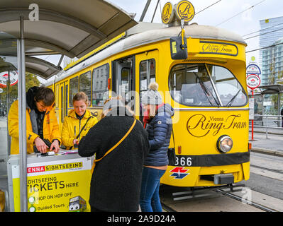 Vienne, AUTRICHE - NOVEMBRE 2019 : Les gens d'acheter des billets pour un tour sur le Ring de Vienne, tramway un tramway électrique vintage Banque D'Images