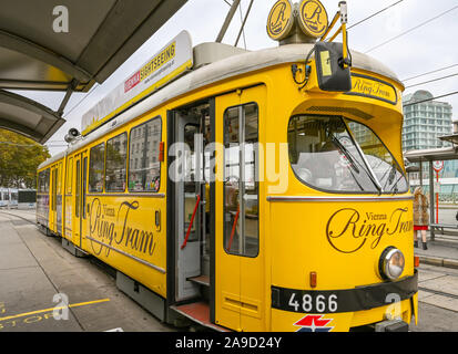 Vienne, AUTRICHE - NOVEMBRE 2019 : le tramway électrique à la gare de Vienne. L'anneau de Vienne Tram emmène les touristes autour de la ville Banque D'Images