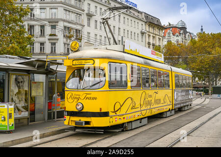 Vienne, AUTRICHE - NOVEMBRE 2019 : Vintage Vintage electric tramway à la gare de Vienne. L'anneau de Vienne Tram emmène les touristes autour de la ville Banque D'Images