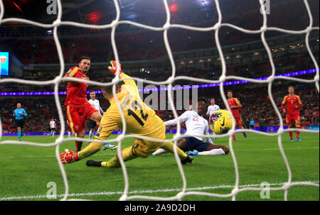 L'Angleterre Tammy Abraham marque son septième but de côtés du jeu pendant le match de qualification de l'UEFA Euro 2020 à Wembley, Londres. Banque D'Images