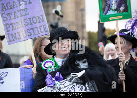 Les manifestants de la WASPI vêtus de pancartes et de banderole violettes lors de la manifestation de Londres. Composition frontale. Éditorial authentique utilisation égale des droits à pension. Banque D'Images