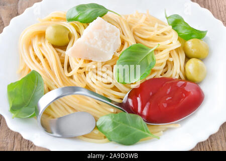 Spaghetti à la sauce tomate et basilic Banque D'Images