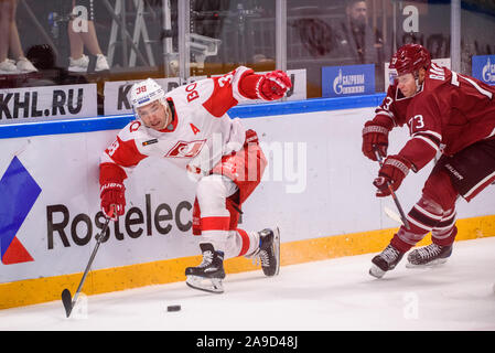 RIGA, Lettonie. 14Th Nov, 2019. Ilya Zubov (L) et Oskars Bartulis (R), au cours de la Ligue de hockey évoluant (KHL) saison 2019/2020 match Dinamo Moscou, Riga vs Spartak Crédit : Gints Ivuskans/Alamy Live News Banque D'Images