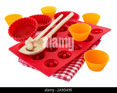 Divers ustensiles de cuisson contre isolé sur fond blanc Banque D'Images