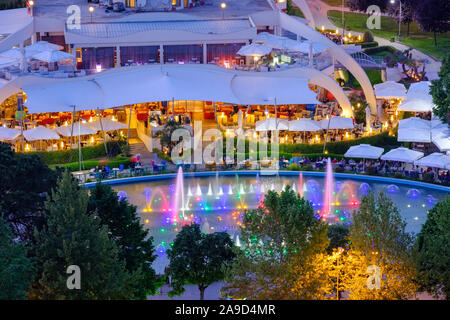 Café de Taïwan sur le parc Rinia, centre-ville, Tirana, Albanie Banque D'Images