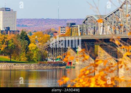 OTTAWA, ONTARIO, CANADA - 21 octobre 2019 : le Royal Alexandra Pont Interprovincial, et reliant Ottawa à Gatineau (Québec) au-dessus de la rivière des Outaouais. Banque D'Images