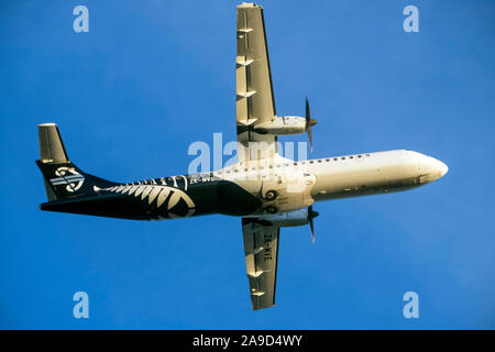 Un avion Bombardier Q300 décolle à l'aéroport de Nelson, Nouvelle-Zélande Banque D'Images