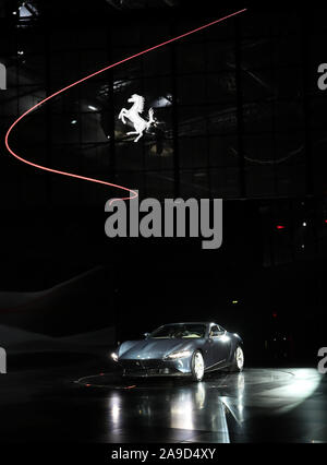 Rome. 14Th Nov, 2019. Photo prise le 14 novembre 2019 montre la nouvelle voiture Ferrari a débuté Roms à Rome, Italie. Constructeur de voitures de sport de luxe italien Ferrari a lancé son nouveau modèle Roma, un coupé destiné à relancer la vie insouciante des 'années 50 et 60, Rome' après qu'il a été nommé, la société a annoncé jeudi. Credit : Cheng Tingting/Xinhua/Alamy Live News Banque D'Images