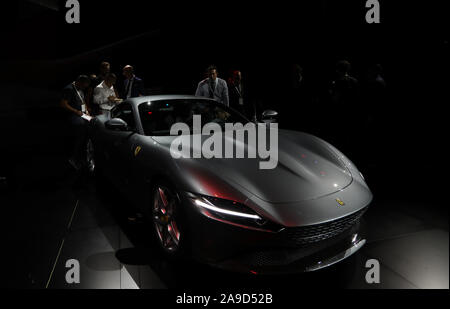 Rome, Italie. 14Th Nov, 2019. Les gens regardent un nouveau modèle de Ferrari Roms à Rome, Italie, le 14 novembre 2019. Constructeur de voitures de sport de luxe italien Ferrari a lancé son nouveau modèle Roma, un coupé destiné à relancer la vie insouciante des 'années 50 et 60, Rome' après qu'il a été nommé, la société a annoncé jeudi. Credit : Cheng Tingting/Xinhua/Alamy Live News Banque D'Images