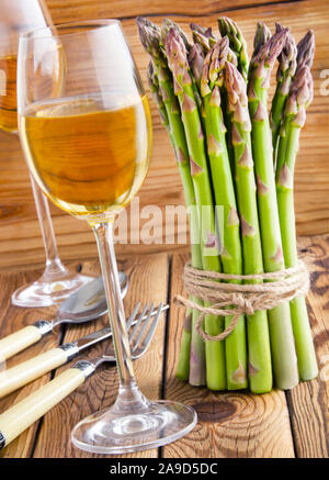 Les asperges vertes et le vin blanc Banque D'Images