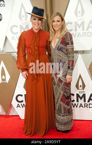 Novembre 13, 2019, Nashville, Tennessee, USA : Sheryl Crow et Rose arrive à la 53e édition de CMA Awards qui a eu lieu à l'Arène Bridgestone situé au centre-ville de Nashville. (Crédit Image : © Jason Moore/Zuma sur le fil) Banque D'Images