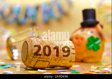 Bouchon de Champagne avec l'année 2019 et lucky pig comme talisman Banque D'Images