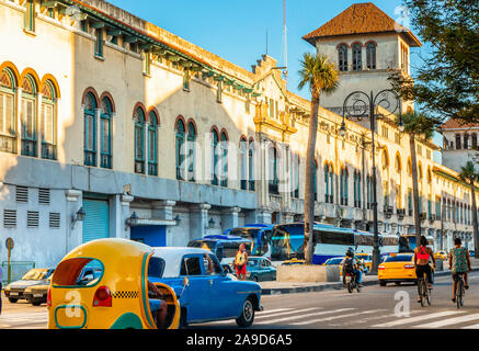Rues de la vieille Havane avec de vieilles maisons coloniales et la route avec la circulation, La Havane, Cuba Banque D'Images