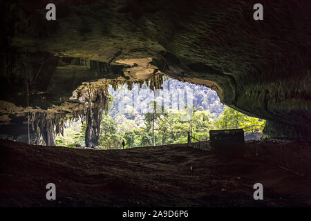 Personne debout à l'entrée de la grotte de l'INAH, Malaisie Banque D'Images