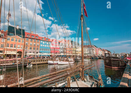 Copenhague, Danemark, 2 août 2019 : Célèbre Nyhavn (Nouveau port) bay à Copenhague, un front européen historique avec des bâtiments colorés. A partir Banque D'Images