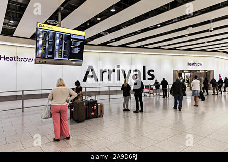 Le hall des arrivées de l'aéroport de Heathrow, Londres Banque D'Images