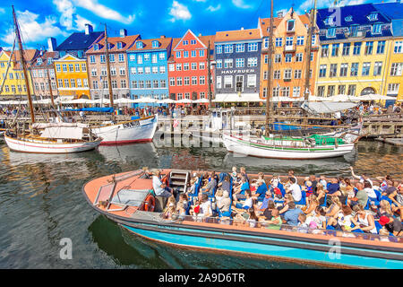 Copenhague, Danemark, 2 août 2019 : Célèbre Nyhavn (Nouveau port) bay à Copenhague, un front européen historique avec des bâtiments colorés. A partir Banque D'Images