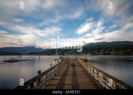 Belle vue sur Burrard Inlet à marée haute à Rocky Point Park, Port Moody, C.-B., Canada Banque D'Images