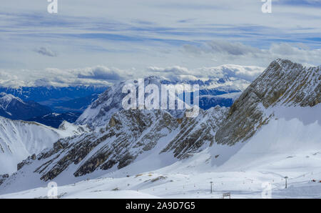 Vue sur les Alpes depuis le mont Zugspitze 2962f (m), la plus haute montagne d'Allemagne, Bavaria, Germany, Europe Banque D'Images