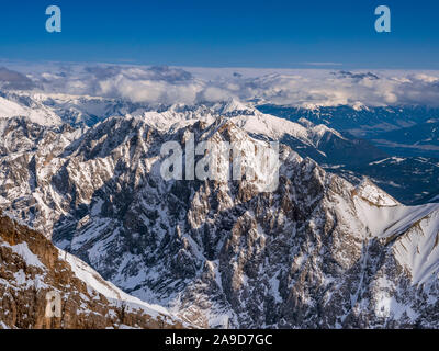 Vue sur les Alpes depuis le mont Zugspitze 2962f (m), la plus haute montagne d'Allemagne, Bavaria, Germany, Europe Banque D'Images