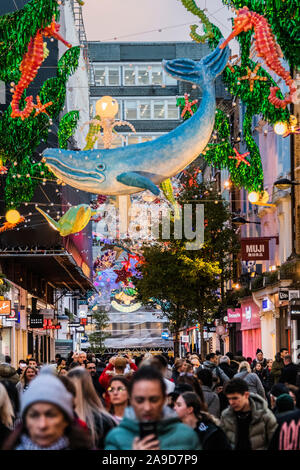 Londres, Royaume-Uni. 14Th Nov, 2019. Les lumières de Noël sont sur à Carnaby Street, Londres. Protéger les océans avec un thème. Crédit : Guy Bell/Alamy Live News Banque D'Images