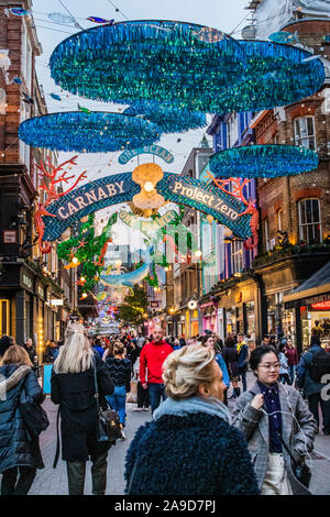 Londres, Royaume-Uni. 14Th Nov, 2019. Les lumières de Noël sont sur à Carnaby Street, Londres. Protéger les océans avec un thème. Crédit : Guy Bell/Alamy Live News Banque D'Images