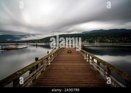 Belle vue sur Burrard Inlet à marée haute à Rocky Point Park, Port Moody, C.-B., Canada Banque D'Images