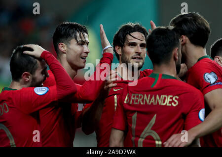 Faro, Portugal. 14Th Nov, 2019. L'avant du Portugal Cristiano Ronaldo célèbre avec ses coéquipiers après avoir marqué son troisième but au cours de l'UEFA Euro 2020 football match de qualification du groupe B entre le Portugal et la Lituanie au stade de l'Algarve à Faro, Portugal, le 14 novembre 2019. Crédit : Pedro Fiuza/ZUMA/Alamy Fil Live News Banque D'Images