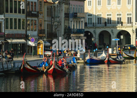 Moliceiro boats sur le canal central d'Aveiro Portugal Banque D'Images