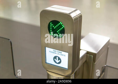 TTC Toronto Presto Metrolinx machines à la station Yonge et Bloor occupé. Une carte à puce sans contact est utilisé pour accéder aux transports publics. Banque D'Images