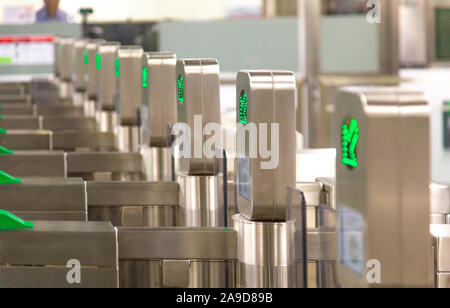 TTC Toronto Presto Metrolinx machines à la station Yonge et Bloor occupé. Une carte à puce sans contact est utilisé pour accéder aux transports publics. Banque D'Images