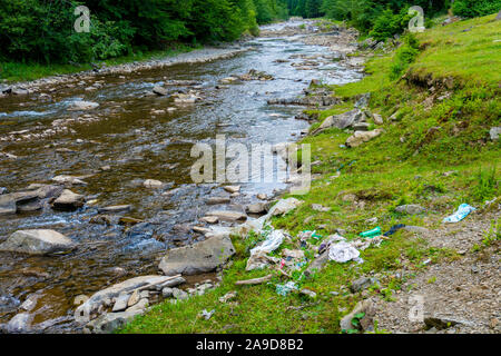 Catastrophe en plastique dans la nature sauvage de la rivière de montagne Banque D'Images