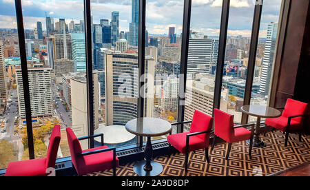 Toronto, Ontario, Canada, 2019 juin-20 : vue panoramique de Toronto financial district skyline à partir d'un restaurant de luxe au toit d'un hôtel Banque D'Images