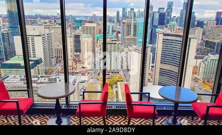 Vue panoramique de Toronto financial district skyline à partir d'un restaurant de luxe au toit d'un hôtel Banque D'Images