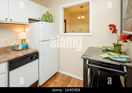 Ouverture d'une fenêtre crée un passage entre cuisine la cuisine et salle à manger à l'automne bois Maisons de vacances dans la région de Mobile, Alabama. Banque D'Images