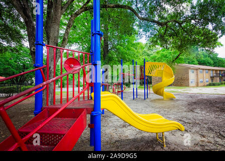 Une aire de jeux est l'un des équipements disponibles pour les résidents de maisons de vacances Bois d'automne dans la région de Mobile, Alabama. Banque D'Images