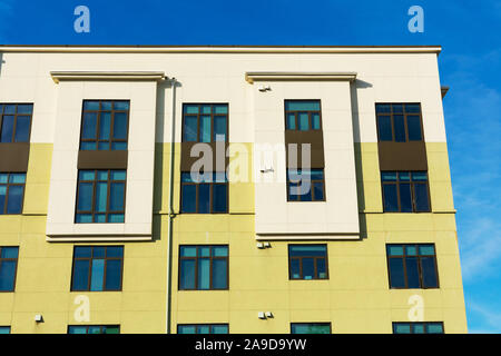 Vue extérieure de l'habitation multifamiliale typique la mi-tour d'habitation utilisé location d'Appartements, Condos, dortoirs du collège. Banque D'Images