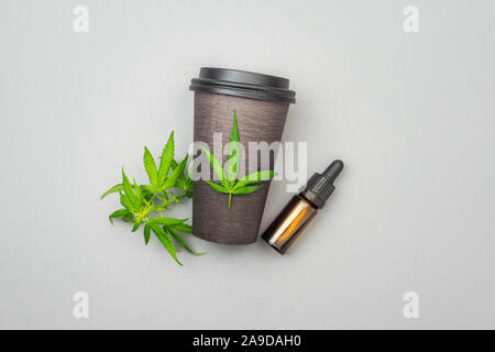 Le café infusé CDB Cannabis avec feuilles de chanvre et d'huile de la CDB, notion d'usage de cannabis dans l'industrie alimentaire et des boissons Banque D'Images