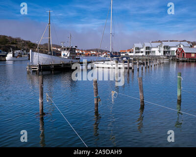 La Suède, Bohus, côte ouest, le Kattegat, le port et les hangars à bateaux dans Fjällbacka Banque D'Images