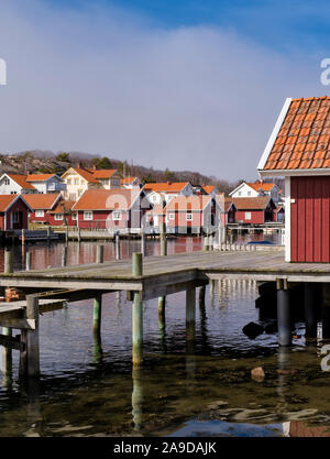 La Suède, Bohus, côte ouest, le Kattegat, le port et les hangars à bateaux dans Fjällbacka Banque D'Images