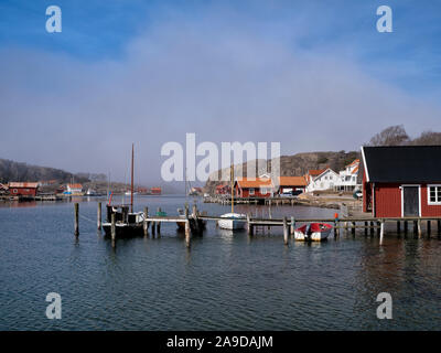 La Suède, Bohus, côte ouest, le Kattegat, le port et les hangars à bateaux dans Fjällbacka Banque D'Images