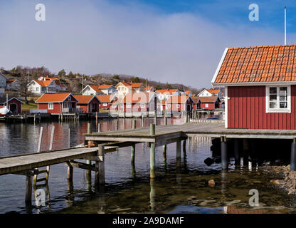 La Suède, Bohus, côte ouest, le Kattegat, le port et les hangars à bateaux dans Fjällbacka Banque D'Images