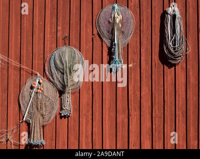 La Suède, Bohus, côte ouest, le Kattegat, pots de poissons sur le mur d'un hangar à bateaux à Stenungsund Banque D'Images