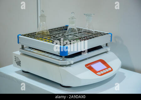 Flacon de laboratoire chimique moderne shaker pour mélanger des solutions. Banque D'Images