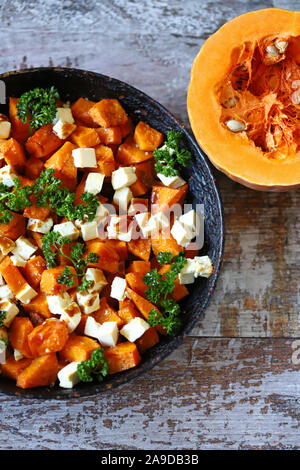 Citrouille cuite au four avec salade et fromage feta. Salade de grâce. Salade d'automne keto. Régime céto. Focus sélectif. Macro. Banque D'Images