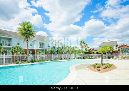 Un grand curvy, construit en entrée zéro piscine est un point focal pour les résidents à Cypress Cove Maisons de vacances dans la région de Mobile, Alabama. Banque D'Images