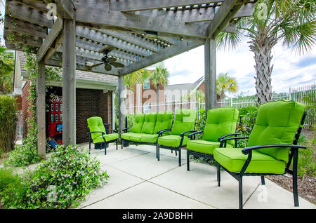 Chaises de Patio sont classés sous une pergola avec des ventilateurs de plafond, à Cypress Cove Maisons de vacances dans la région de Mobile, Alabama. Banque D'Images