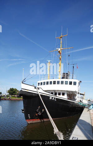 Museum Ship active 'brise-glace à vapeur Wal', immeubles d'habitation modernes, New Harbour, Bremerhaven, Brême, Allemagne, Europe Banque D'Images